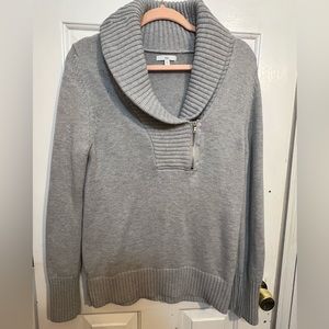 Gap Collard fitted gray sweater with ribbed edge detail.‎ Zip at neckline.